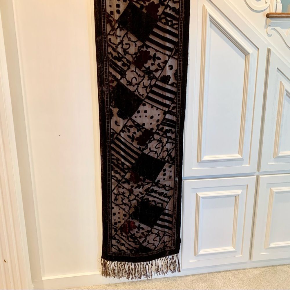 Liz Claiborne Beautiful Black Flicked Table‎ Runner